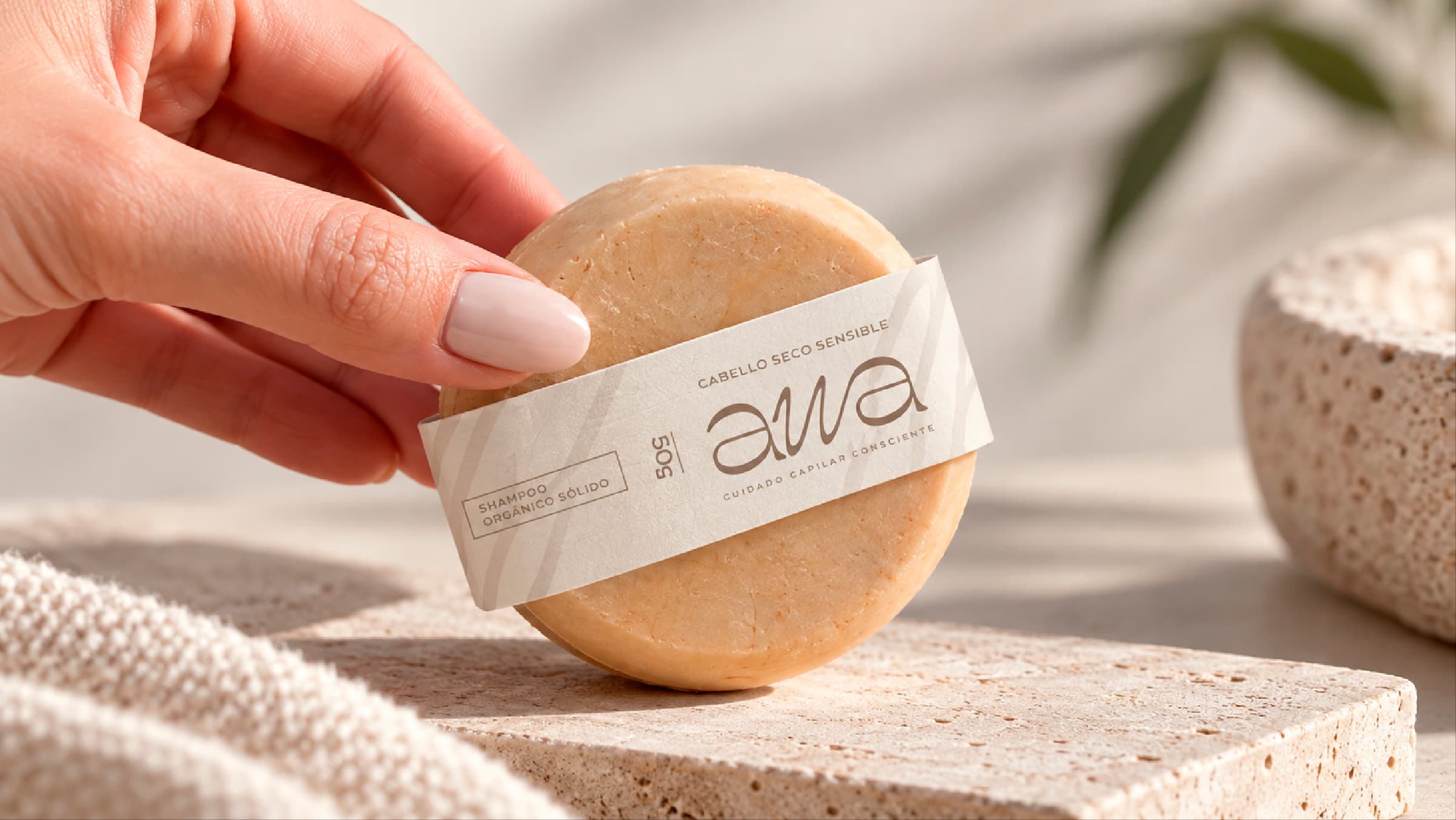 Champú sólido AWA con etiqueta de la marca